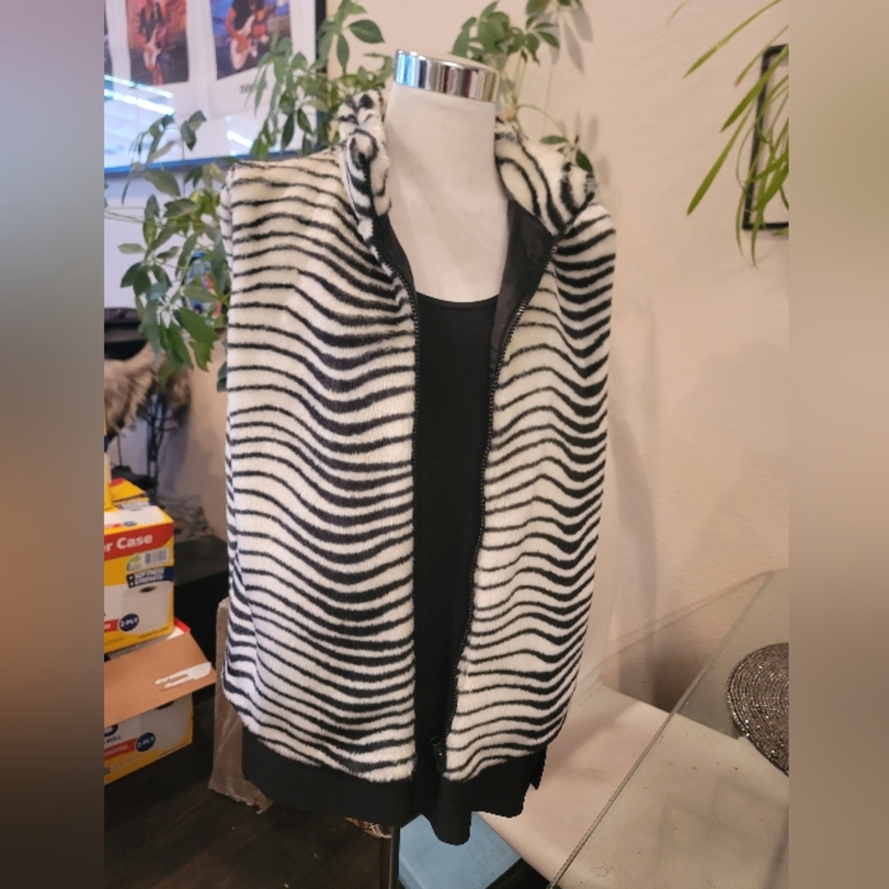 Antthony Black and White Zebra Print Faux Fur Vest Size M